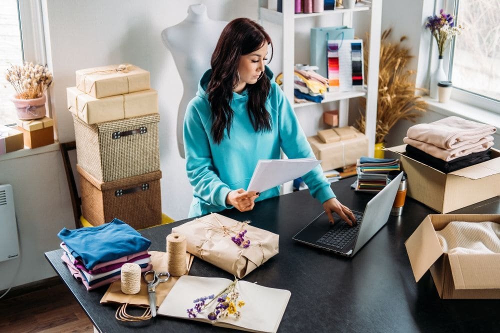 Comment se lancer dans le commerce en ligne en 2025 : le guide complet