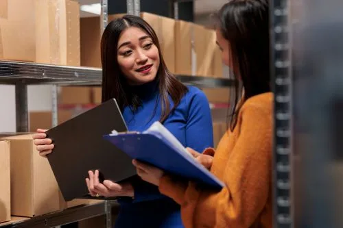 customer discussion - warehouse logistician