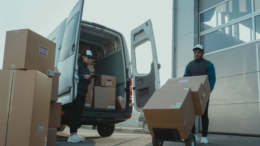 Chargement d'un camion de livraison sur un site d'externalisation logistique e commerce