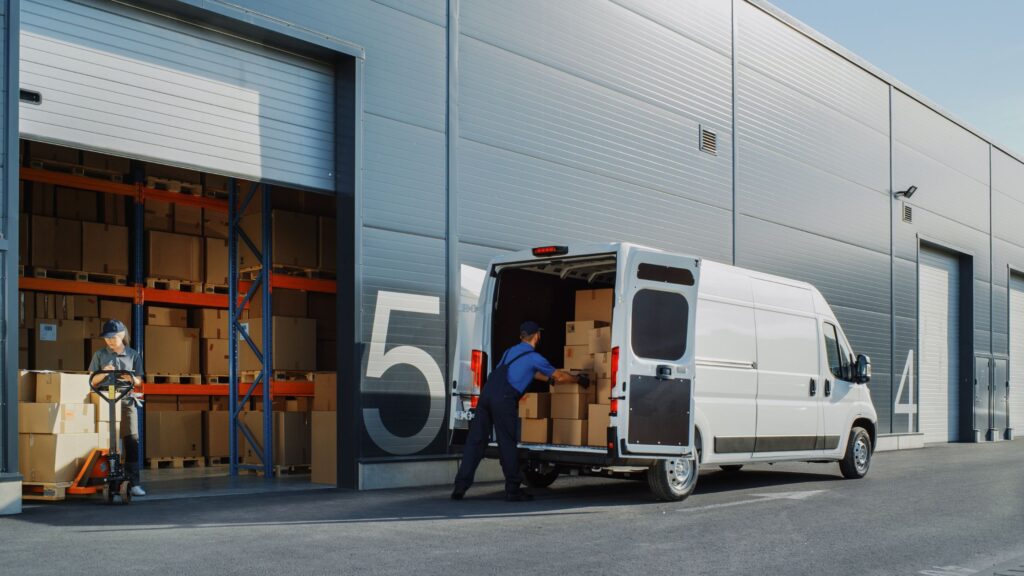 chargement de camion devant un entrepôt