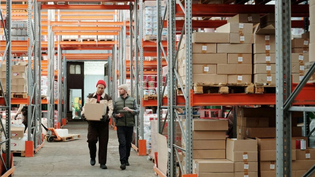 Croissance logistique : 2 personnes qui marchent dans un entrepôt