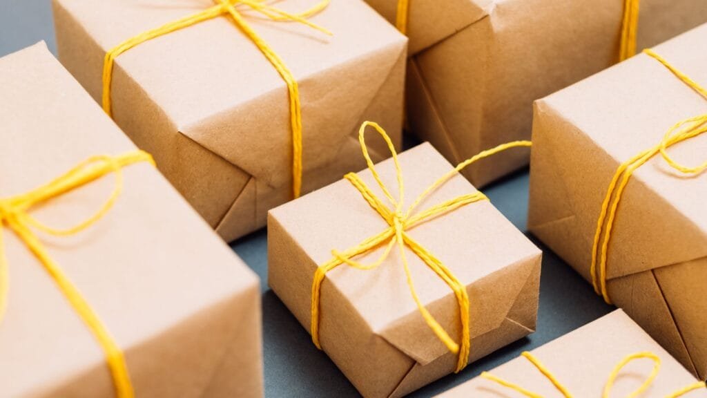 Paquets cadeaux dans un packaging éco-responsable en papier kraft