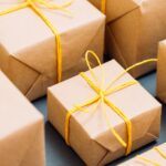 Paquets cadeaux dans un packaging éco-responsable en papier kraft