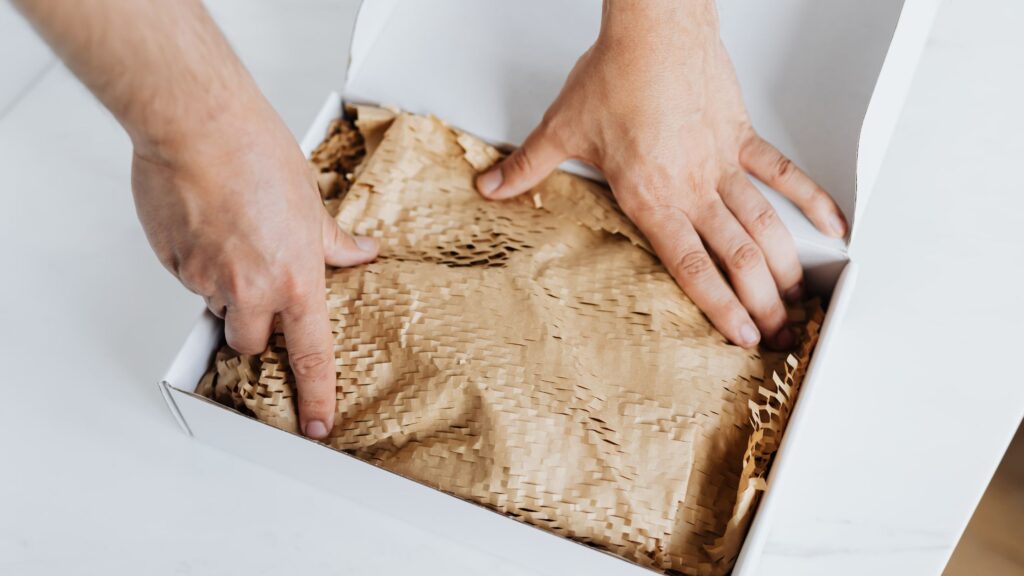 Callage de colis en matériaux recyclés 