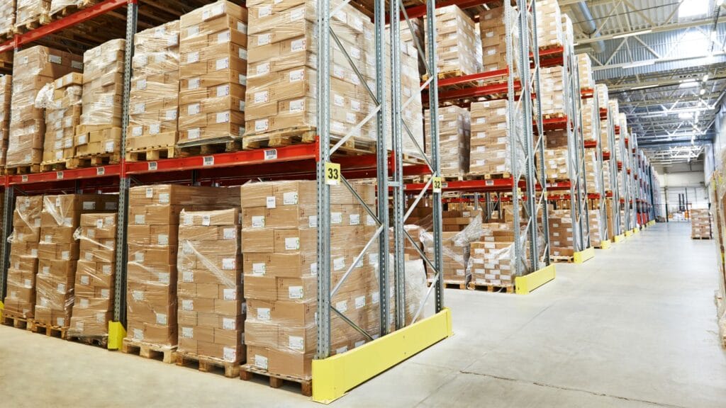 Image d'illustration d'un entrepot logistique e-commerce sature