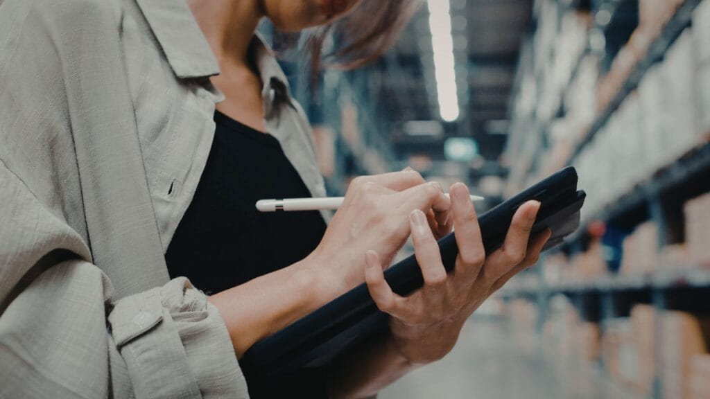 vérivation du stock sur tablette en entrepôt