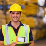 Homme dans un entrepot 3PL