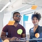 équipe en réflexion sur quand externaliser la logistique